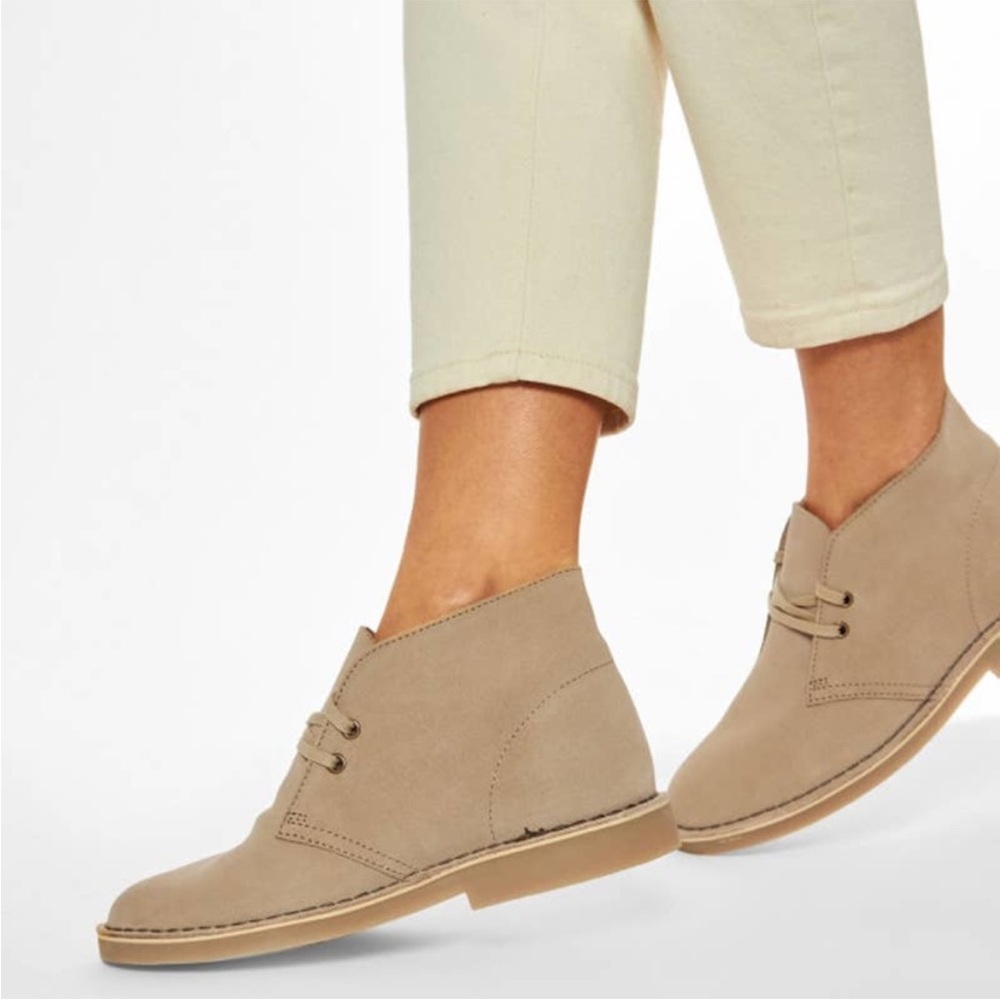 Clarks Originals - Women’s Tan Suede Desert Boots 6